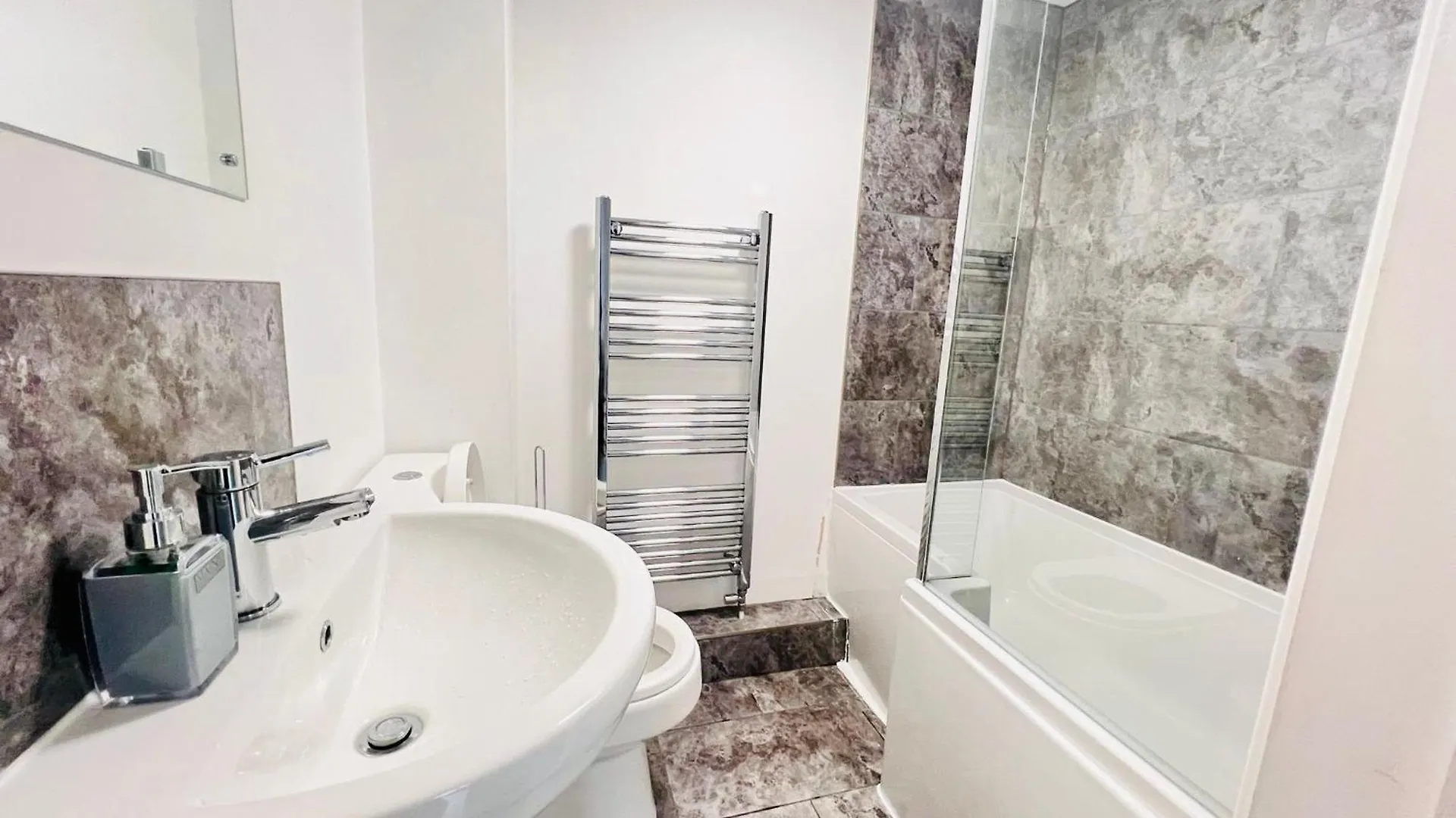 Brand New 2 Bedroom Apartment With Wi-Fi Sleeps 4 - Tanzanite Cambridge