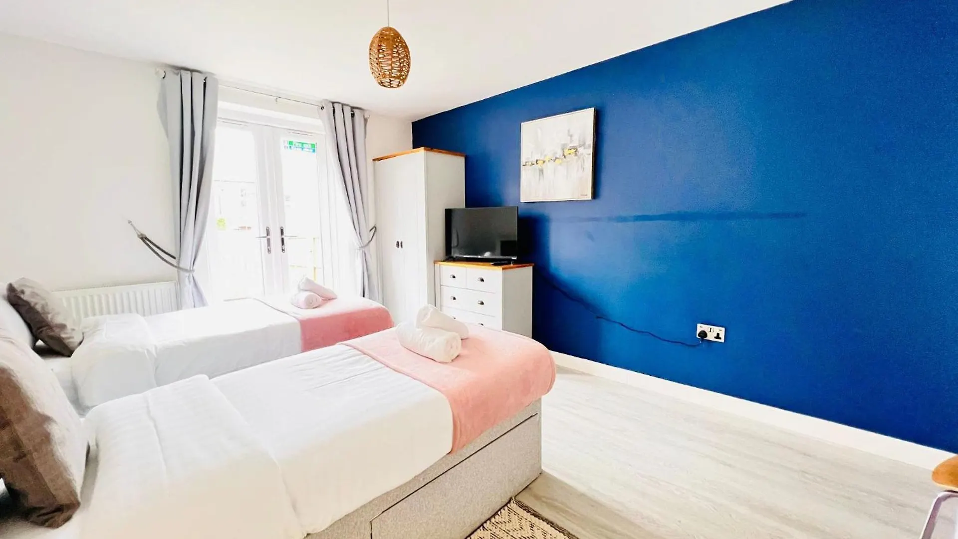 Brand New 2 Bedroom Apartment With Wi-Fi Sleeps 4 - Tanzanite Cambridge