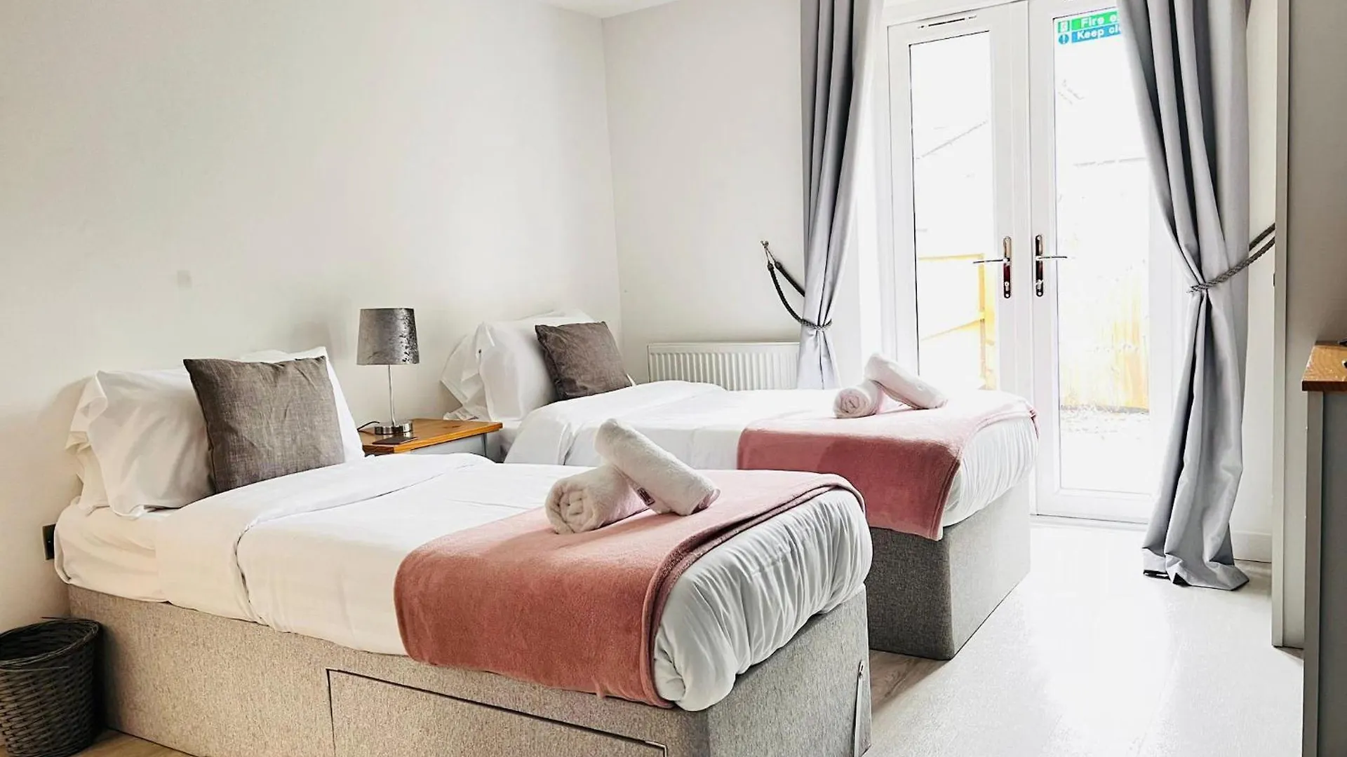 Brand New 2 Bedroom Apartment With Wi-Fi Sleeps 4 - Tanzanite Cambridge