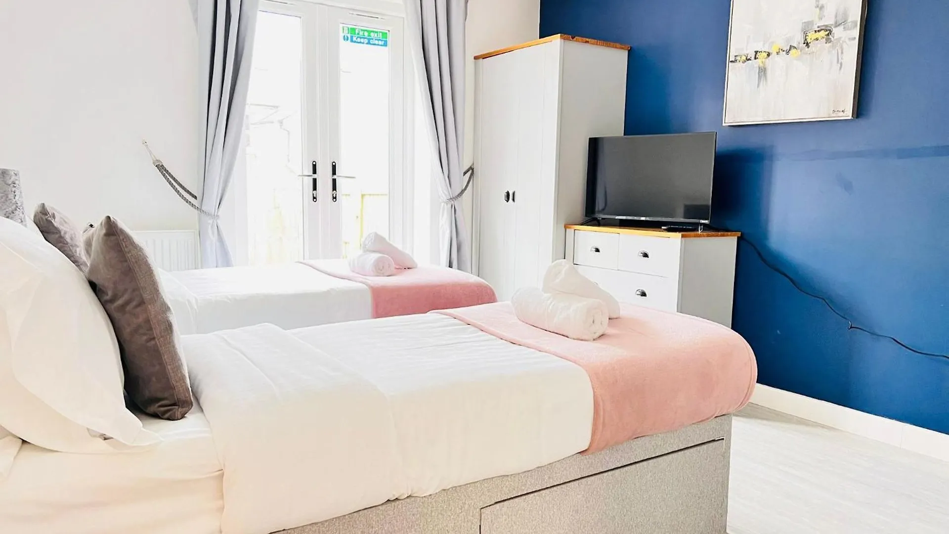 Brand New 2 Bedroom Apartment With Wi-Fi Sleeps 4 - Tanzanite Cambridge